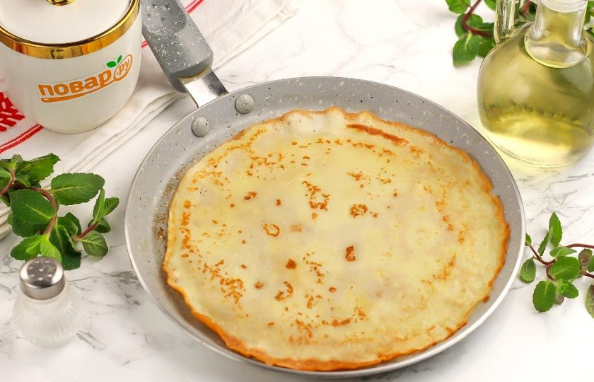 1. Этап. Обычные блины на молоке: Выложите готовый блин на тарелку и таким же образом обжарьте остальные блины.