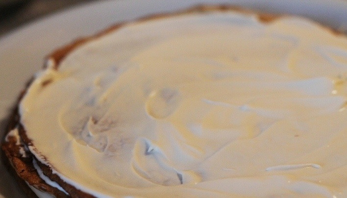 1. Этап. Блинный пирог: 5. Осталось дело за малым: выложите блин на тарелку, смажьте кремом. Сверху кладите следующим блин, и снова смажьте кремом.