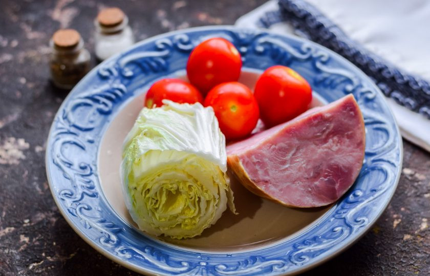 1. Этап. Салат с ветчиной и китайской капустой: Подготовьте ингредиенты.