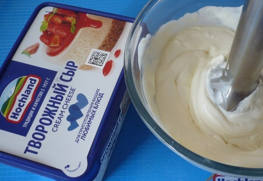 1. Этап. Тарталетки с творожно-свекольным кремом: Взбейте блендером творожный сыр ТМ 