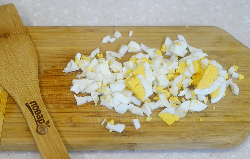 1. Этап. Салат Оранжевый: 5. Яйца нарежьте и выложите следующим слоем.