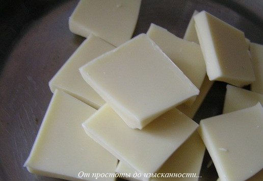 1. Этап. Молочный хлеб с белым шоколадом: Белый шоколад поломайте на кусочки и растопите со сливками на водяной бане.