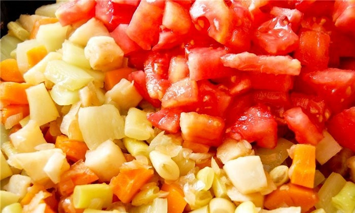 1. Этап. Суп из телячьего хвоста: Далее, с интервалом в пару-тройку минут, добавляем в сковороду овощи в следующей очередности - фасоль, перец, помидоры.