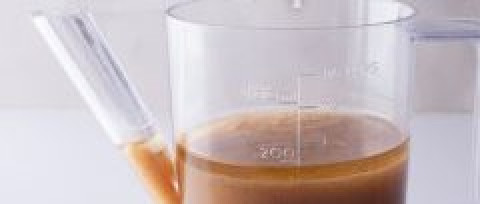 1. Этап. Мясная подлива к рису: Соус, по сути дела, готов. Его остается только довести до желательной консистенции и удалить остатки жира. Для этого кастрюля устанавливается над средне-слабым огнём со сдвигом, и параллельно идёт выпаривание и сбор жирной пенки. Пенку я помещала вот в такой вот жироотделитель, соус возвращала в кастрюлю, жир сливала, и так далее, и так далее, и так далее. Затем соус солим.