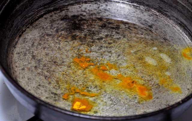 1. Этап. Сабджи с адыгейским сыром: Затем на другой сковородке в масле слегка обжарим карри.