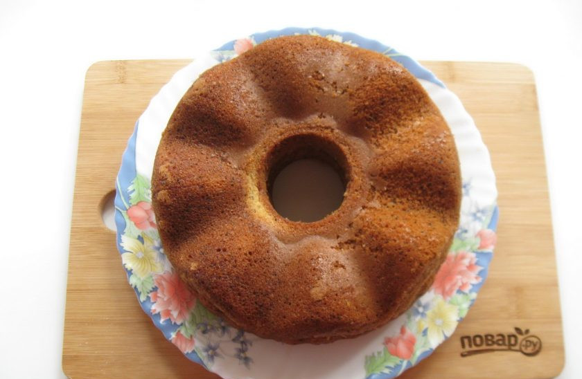 1. Этап. Горчичный кекс: Выпекайте кекс в духовке, заранее разогретой до 175-180 градусов 40-50 минут. Время выпечки зависит от вашей духовки. Готовность проверьте сухой деревянной палочкой. Дайте кексу немного остыть и доставайте из формы.