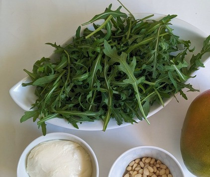 1. Этап. Салат с моцареллой, манго и руколой: Приготовить основные ингредиенты, манго и лимон помыть под проточной водой. Руколу перебрать, помыть и высушить.