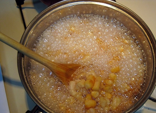 1. Этап. Свиные шкварки: 3. Чуть подсолите и жарьте на среднем огне, помешивая периодически.