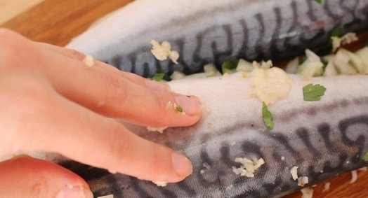 1. Этап. Скумбрия в духовке в фольге: Затем скумбрию натрите измельчённым чесноком.