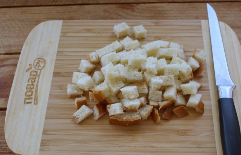 1. Этап. Чудесная закуска из жареного хлеба и яйца: Для приготовления батон или тостовый хлеб нарежьте кубиком.