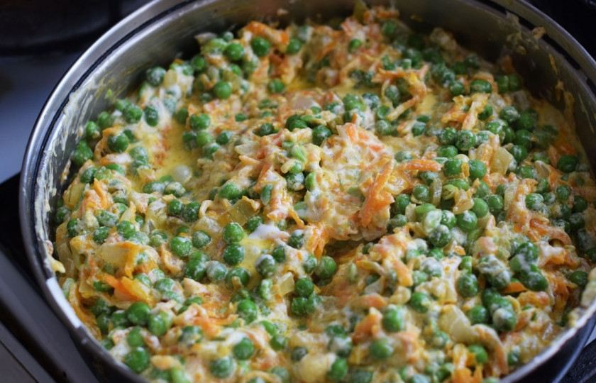 1. Этап. Тушеный горошек: Добавьте горошек к остальным овощам, хорошенько перемешайте и залейте все сметаной. Тушите 5 минут под крышкой, а потом еще пару минут без крышки. Готово!