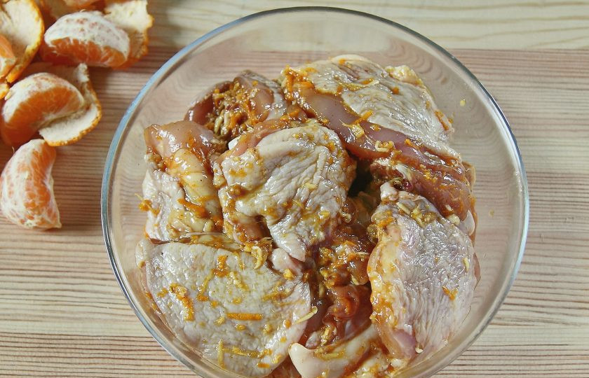 1. Этап. Курица в мандаринах: Добавьте маринад к курице, тщательно перемешайте и оставьте минимум на 30 минут.
