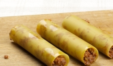 1. Этап. Каннеллони с курицей и грибами: 5. Уже готовый фарш чуть остужаем и фаршируем каннелони.