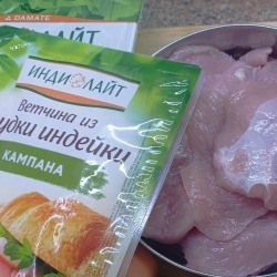 1. Этап. Индейка, запеченная слоями: Филе индейки нарезать на небольшие кусочки по 40-50 г. Посолить, поперчить, добавить паприку и перемешать. Оба вида сыра натереть на терке и смешать. Яйца слегка взбить вилкой. Муку высыпать в плоскую тарелку.