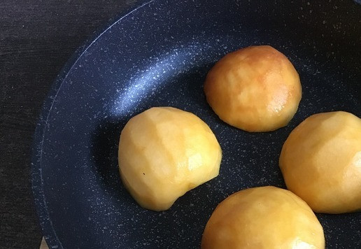 1. Этап. Карамелизированные персики: Подготовленные персики выложить на сухую сковороду и разогреть на среднем огне.