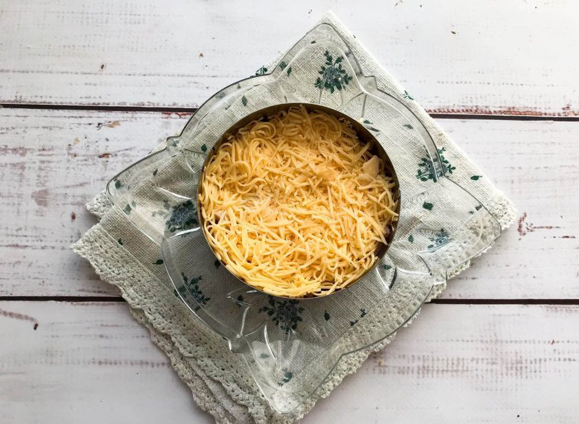 1. Этап. Салат с ветчиной и грецкими орехами: Сыр натрите на мелкой терке и выложите поверх ветчины.