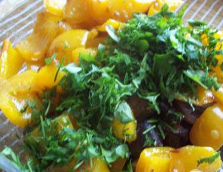 1. Этап. Баклажаны с болгарским перцем и шампиньонами: 6. Делаем то же с грибами и перцем, все перемешиваем, добавим мелко нарезанной зелени.