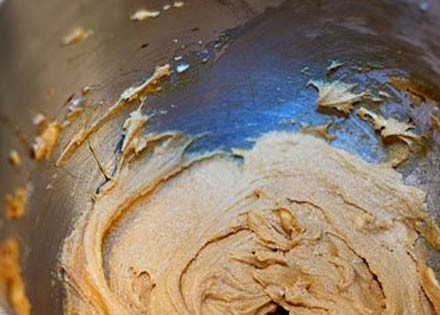 1. Этап. Постное песочное печенье: 3. Взбейте все до однородности. Всыпьте следом щепотку соли.