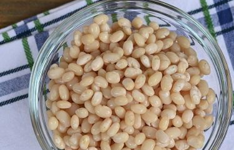 1. Этап. Фасолевый салат с курицей: Фасоль нужно предварительно замочить на ночь в холодной воде, а затем промыть и отварить до готовности.