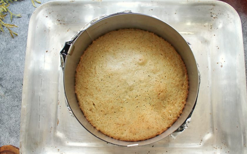 1. Этап. Бисквит с чаем матча: Форму с тестом поставьте в горячую духовку и выпекайте при температуре 170 градусов в течение 25-35 минут до готовности (сухой спички). Готовый бисквит достаньте из духовки, снимите кольцо и фольгу, поставьте на решетку и полностью остудите.