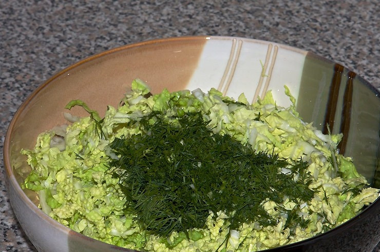 1. Этап. Салат с пекинской капустой и яйцами: 2. Мелко нашинкуйте капусту. Покрошите укроп.