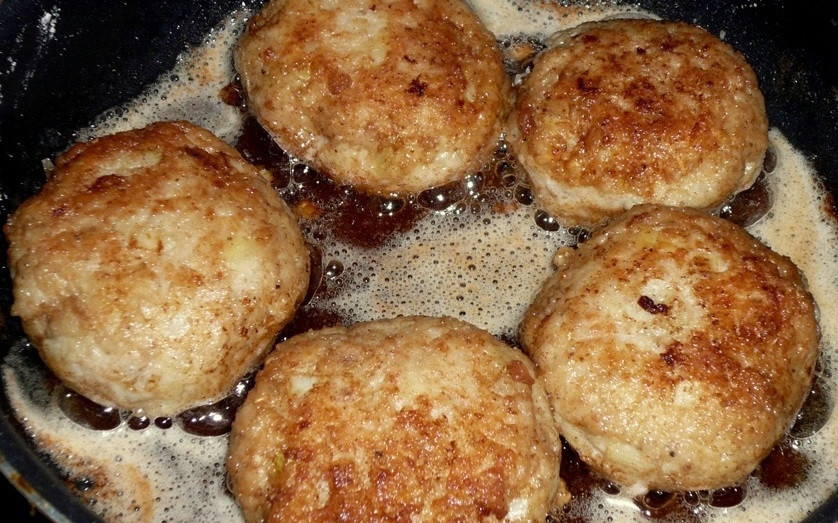 1. Этап. Рыбные котлеты из щуки с салом: 9. Разогрейте сковороду с подсолнечным маслом и выложите котлеты, обжаривайте до золотистой корочки.