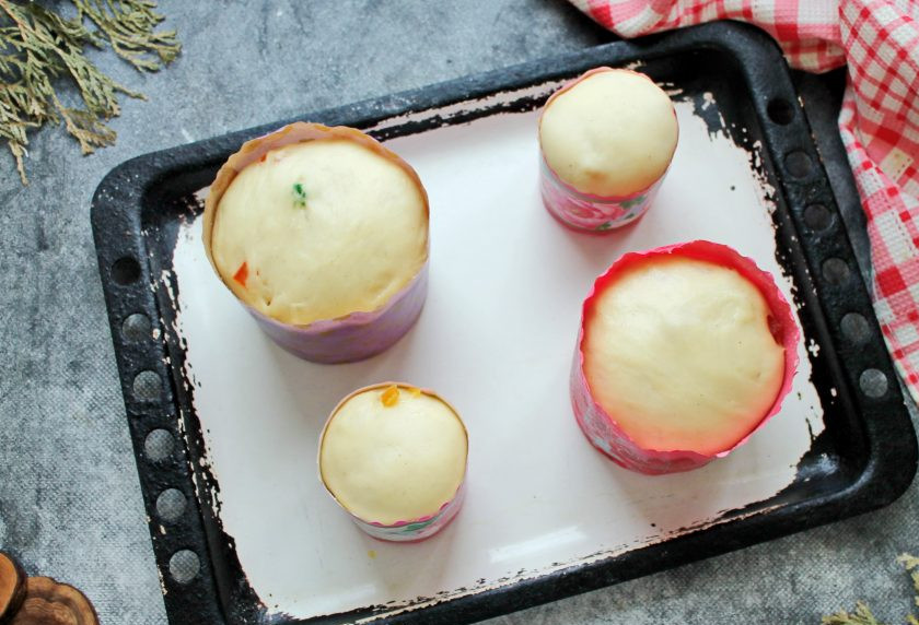 1. Этап. Очень мягкий пасхальный кулич: Покройте формочки с тестом чистым полотенцем и поставьте в теплое место для подъема. Тесто должно увеличиться в два раза и на это уйдет примерно 1.5-2 часа. Время будет зависеть от температуры расстойки.