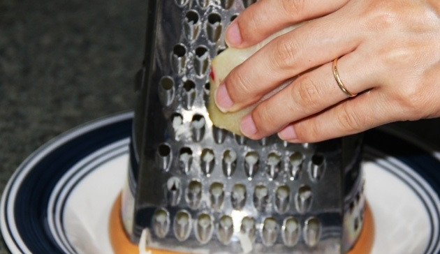 1. Этап. Салат рыбный: 2. Остывшие и очищенные овощи измельчаю на крупной терке.