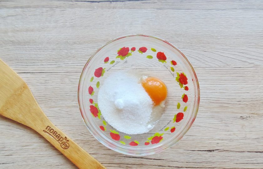 1. Этап. Молочный пудинг с крахмалом: Всыпьте к желткам сахар.