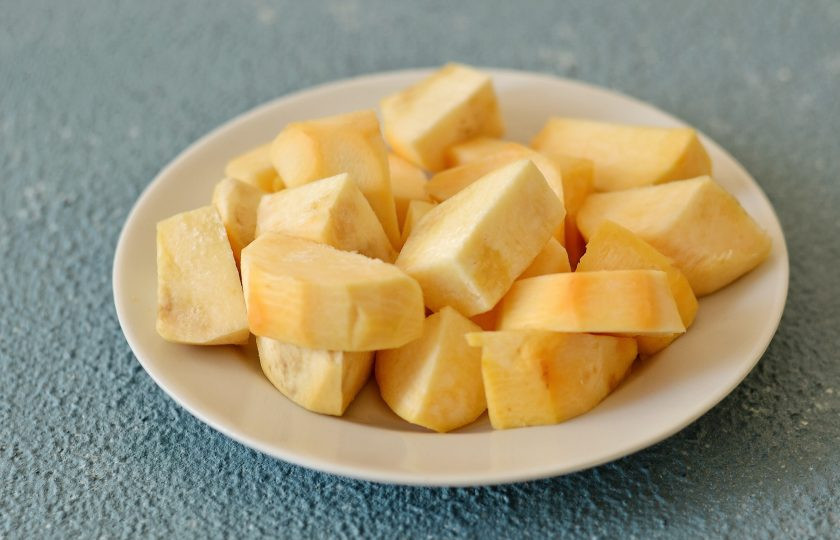 1. Этап. Жареная репа: Репу очистите от кожуры и нарежьте на крупные ломтики.