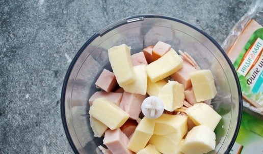 1. Этап. Закусочное печенье с ветчиной и сыром: Сыр, у меня сулугуни, но подойдет любой твердый сыр, нарежьте кубиком и добавьте к ветчине и грудки.