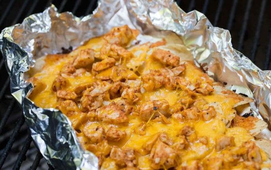 1. Этап. Куриные начос: 4. Запекайте чипсы на разогретом гриле 5-10 минут.