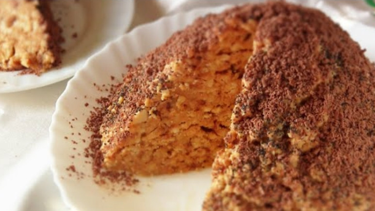 1. Этап. Торт Муравейник из детства: 8. Соедините крем с крошкой. Выложите их горкой, присыпьте маком и тертым шоколадом. Поставьте на пару часов в холодильник. Приятного чаепития!