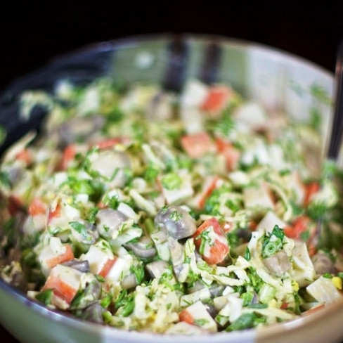 1. Этап. Салат Аншлаг: Заправляем майонезом. Даем салату постоять хотя бы час в холодильнике, прежде чем подавать на стол.