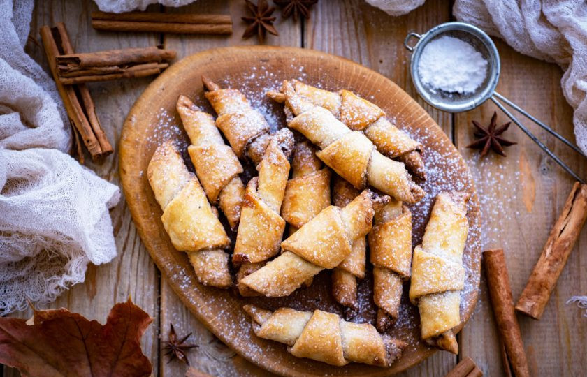 1. Этап. Рогалики с корицей: Готовые рогалики с корицей чуть охладите, присыпьте сахарной пудрой и подавайте к столу. Приятного аппетита!