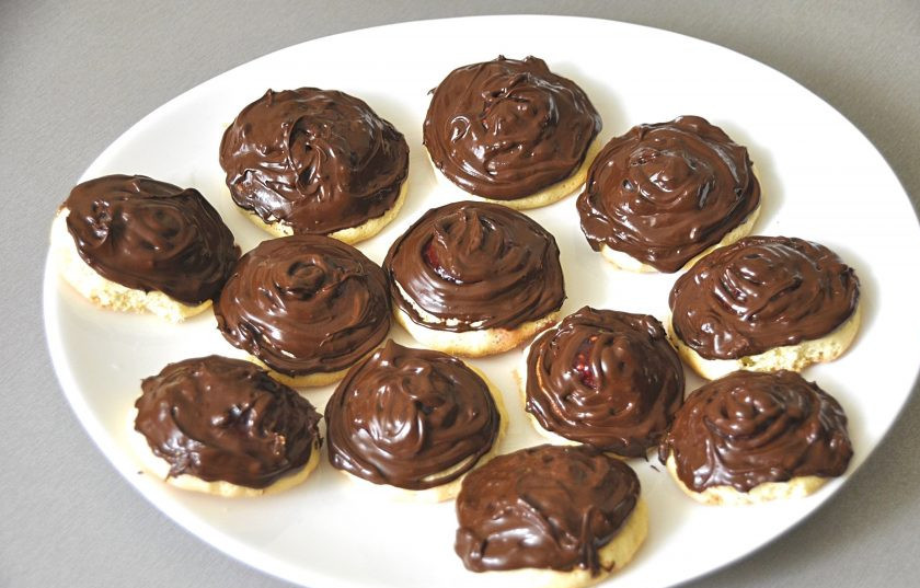 1. Этап. Печенье Причуда: Покройте печенье шоколадом, это можно сделать ложкой, а можно переложить в небольшой кондитерский мешок и нанести на печенье. Дайте шоколаду стабилизироваться, для этого поместите печенье в прохладное место.