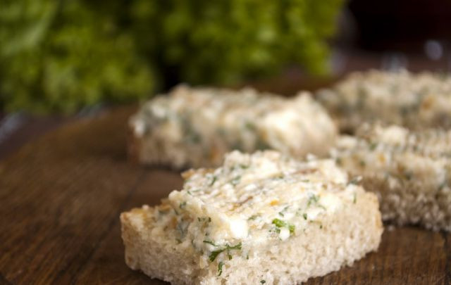 1. Этап. Бутерброды с копченым кальмаром: И намазываем на хлеб нашу помазку. Вот и все! Бутерброды с копченым кальмаром готовить не сложно. Можно при желании добавить чесночку. Приятного аппетита!