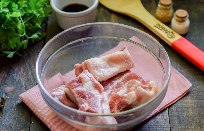 1. Этап. Свиные ребрышки в апельсиновом маринаде: Свиные ребра ополосните и просушите, нарежьте порционно и переложите в миску.