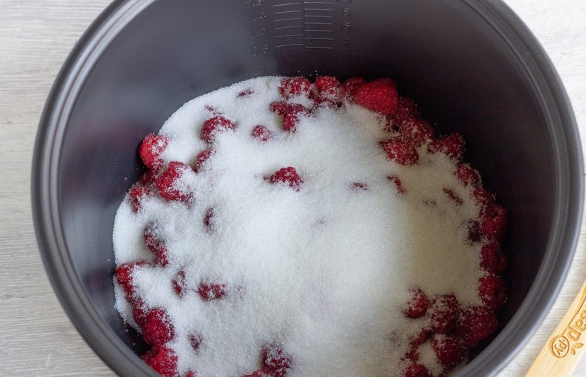 1. Этап. Малиновое варенье в мультиварке: Добавьте сахар и поставьте программу «Тушение» на 1 час. Через 5-10 минут, когда варенье закипит, откройте клапан мультиварки и готовьте без него. Иначе варенье поднимется пенной шапкой до крышки мультиварки.