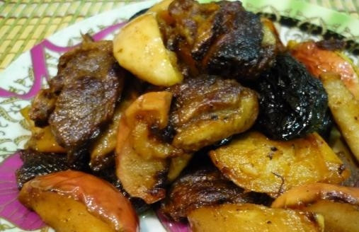 1. Этап. Утка, тушенная с черносливом и яблоком: Добавьте в сковороду немного воды, накройте крышкой и тушите на медленном огне десять минут так, чтобы яблоки остались целыми, но стали мягкими. Подавайте блюдо горячим.