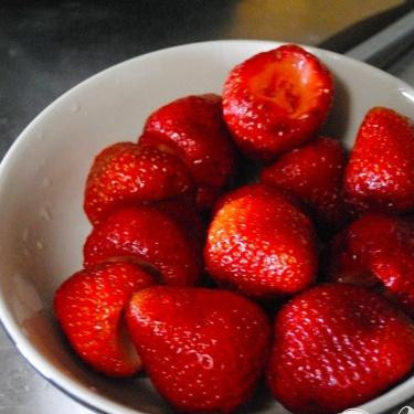 1. Этап. Бананово-клубничный коктейль: 2. Клубнику с сахаром смешиваем с пюре (можно прямо в блендере, если емкость позволяет) и хорошо взбиваем. Клубнику можно предварительно не размораживать, так она хорошо охладит будущий коктейль.