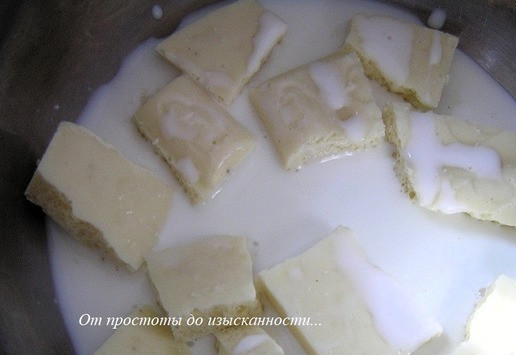 1. Этап. Торт Белый танец: Приготовьте мусс. Клубнику откиньте на дуршлаг, дайте стечь лишней жидкости. Сливки поставьте на минимальный огонь, добавьте шоколад, поломанный на кусочки, растопите, уберите с огня.