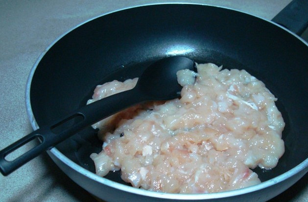 1. Этап. Пирожки с куриным фаршем: В сковороду наливаем немного оливкового масла и обжариваем на нем фарш в течение 3-4 минут на сольном огне.