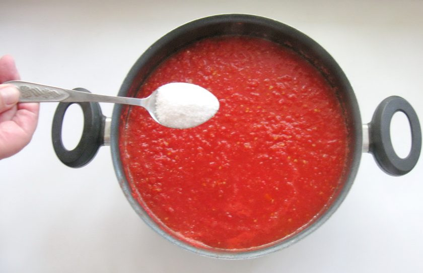 1. Этап. Томатный морс на зиму: Добавьте в кастрюлю соль и перемешайте.