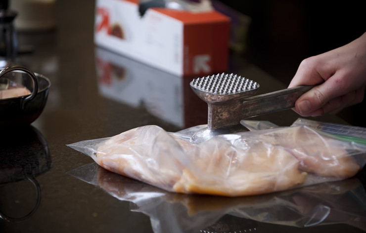 1. Этап. Курица с клубникой: 1. Куриные грудки отбейте. Лучше это делать, обернув грудки пищевой пленкой или поместив в пакет. Меньше мыть.