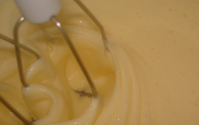 1. Этап. Торт из конфет: Яйца взбиваем с сахаром и щепоткой соли.