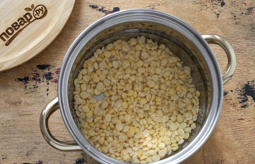 1. Этап. Пюре из гороха: Затем тщательно промойте горох и переложите в кастрюлю. Влейте чистую воду так, чтобы она покрывала горох на 2-3 см. Посолите.