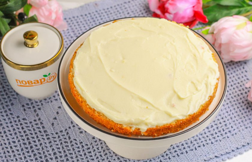 1. Этап. Лимонный бисквит: Обмажьте третью остывшего заварного крема.