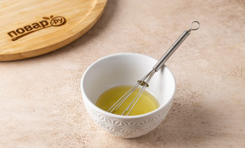 1. Этап. Салат с огурцами, помидорами и редиской: Для заправки смешайте оливковое масло и лимонный сок до однородной эмульсии.