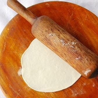 1. Этап. Самса: 11. Раскатайте каждую часть, сформировав круг, диаметром 15 см.